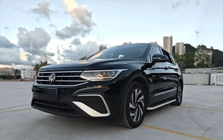 Volkswagen Tiguan II, 2023 год, 2 300 000 рублей, 1 фотография