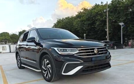 Volkswagen Tiguan II, 2023 год, 2 300 000 рублей, 2 фотография