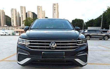 Volkswagen Tiguan II, 2023 год, 2 300 000 рублей, 3 фотография
