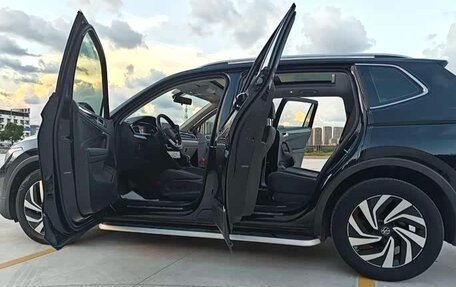 Volkswagen Tiguan II, 2023 год, 2 300 000 рублей, 8 фотография