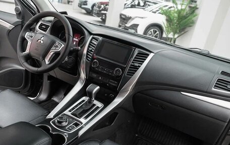 Mitsubishi Pajero Sport III рестайлинг, 2018 год, 2 449 000 рублей, 7 фотография