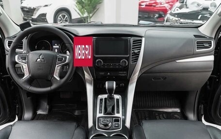 Mitsubishi Pajero Sport III рестайлинг, 2018 год, 2 449 000 рублей, 8 фотография