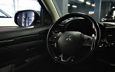 Mitsubishi Outlander III рестайлинг 3, 2016 год, 1 599 000 рублей, 15 фотография