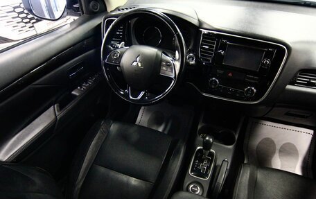 Mitsubishi Outlander III рестайлинг 3, 2016 год, 1 599 000 рублей, 14 фотография