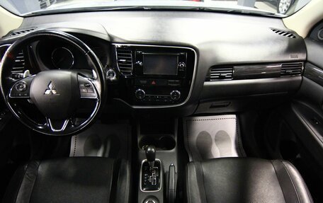 Mitsubishi Outlander III рестайлинг 3, 2016 год, 1 599 000 рублей, 5 фотография