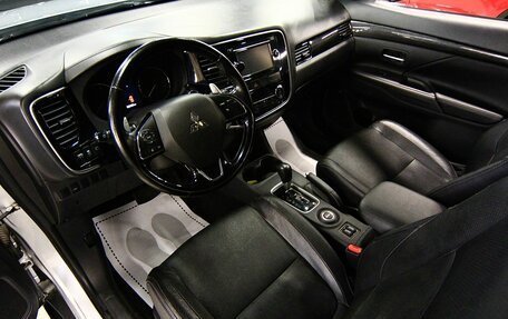 Mitsubishi Outlander III рестайлинг 3, 2016 год, 1 599 000 рублей, 8 фотография