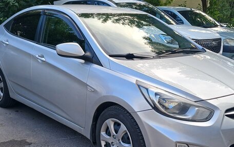 Hyundai Solaris II рестайлинг, 2013 год, 800 000 рублей, 3 фотография