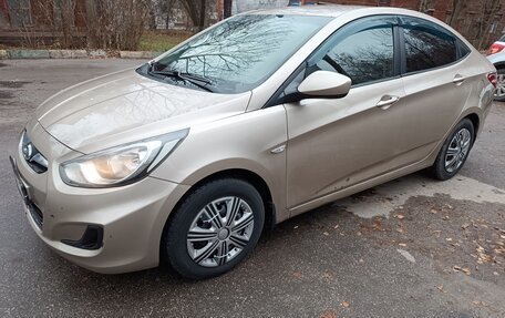 Hyundai Solaris II рестайлинг, 2011 год, 560 000 рублей, 2 фотография