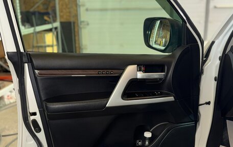 Toyota Land Cruiser 200, 2017 год, 5 300 000 рублей, 30 фотография