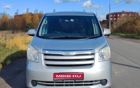 Toyota Noah III, 2009 год, 1 380 000 рублей, 1 фотография
