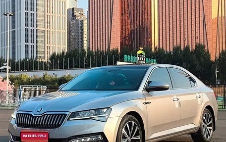 Skoda Superb III рестайлинг, 2022 год, 1 750 000 рублей, 1 фотография
