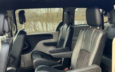 Dodge Caravan V, 2018 год, 2 100 000 рублей, 5 фотография