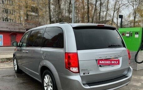 Dodge Caravan V, 2018 год, 2 100 000 рублей, 2 фотография