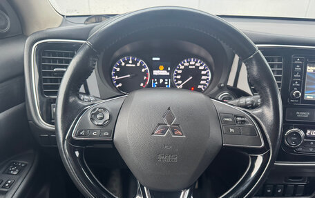 Mitsubishi Outlander III рестайлинг 3, 2017 год, 1 990 000 рублей, 15 фотография