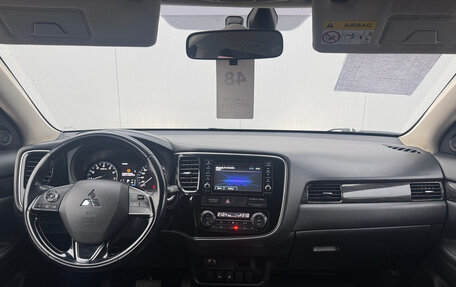 Mitsubishi Outlander III рестайлинг 3, 2017 год, 1 990 000 рублей, 14 фотография