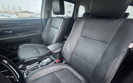 Mitsubishi Outlander III рестайлинг 3, 2017 год, 1 990 000 рублей, 10 фотография