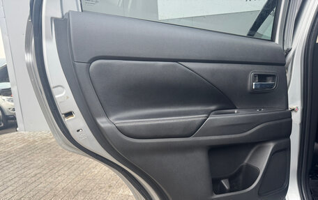 Mitsubishi Outlander III рестайлинг 3, 2017 год, 1 990 000 рублей, 19 фотография