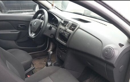 Renault Logan II, 2016 год, 450 000 рублей, 3 фотография