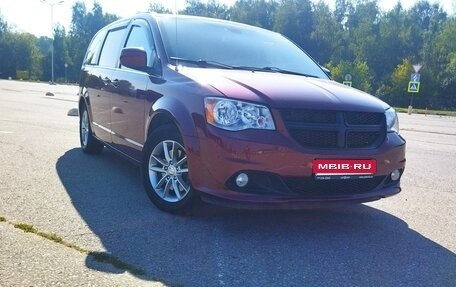 Dodge Caravan V, 2020 год, 2 850 000 рублей, 1 фотография