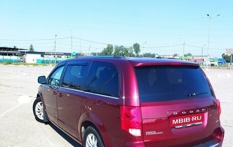 Dodge Caravan V, 2020 год, 2 850 000 рублей, 3 фотография