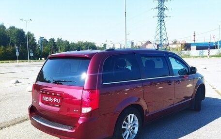 Dodge Caravan V, 2020 год, 2 850 000 рублей, 2 фотография
