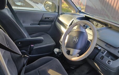 Toyota Voxy II, 2009 год, 1 300 000 рублей, 2 фотография