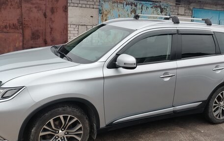Mitsubishi Outlander III рестайлинг 3, 2016 год, 1 660 000 рублей, 5 фотография