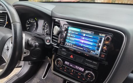 Mitsubishi Outlander III рестайлинг 3, 2016 год, 1 660 000 рублей, 13 фотография