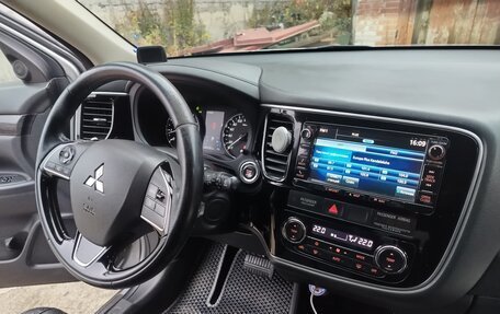 Mitsubishi Outlander III рестайлинг 3, 2016 год, 1 660 000 рублей, 12 фотография