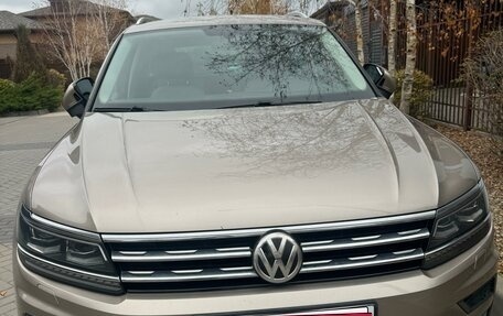 Volkswagen Tiguan II, 2018 год, 2 300 000 рублей, 2 фотография