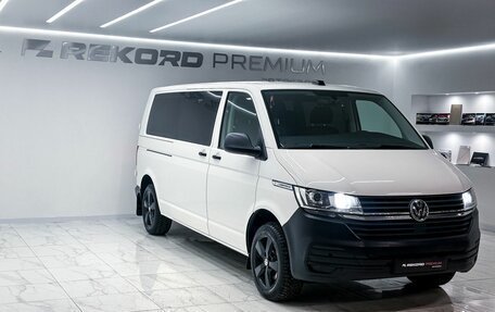 Volkswagen Caravelle T6 рестайлинг, 2021 год, 3 800 000 рублей, 2 фотография