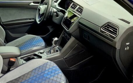 Volkswagen Tiguan II, 2021 год, 2 800 000 рублей, 16 фотография