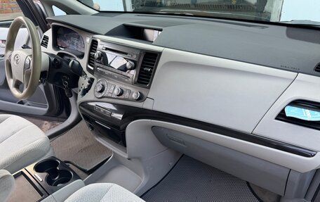 Toyota Sienna III, 2010 год, 1 700 000 рублей, 11 фотография