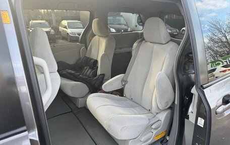 Toyota Sienna III, 2010 год, 1 700 000 рублей, 8 фотография