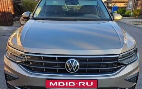 Volkswagen Tiguan II, 2021 год, 2 750 000 рублей, 2 фотография