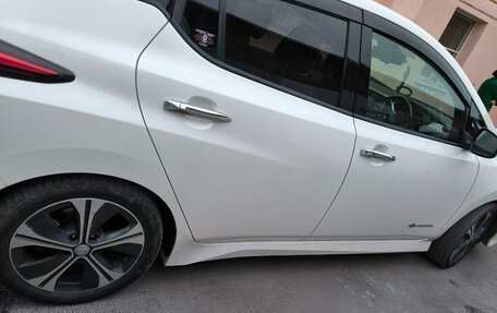 Nissan Leaf II, 2018 год, 1 290 000 рублей, 2 фотография