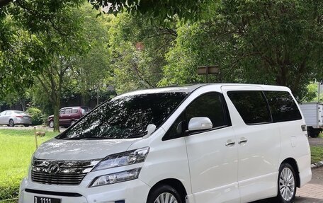 Toyota Vellfire I, 2013 год, 1 750 000 рублей, 1 фотография