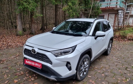 Toyota RAV4, 2022 год, 4 200 000 рублей, 2 фотография