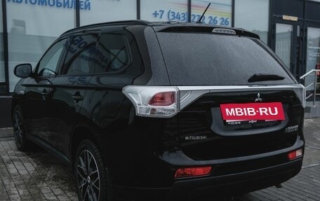 Mitsubishi Outlander III рестайлинг 3, 2014 год, 1 619 000 рублей, 3 фотография