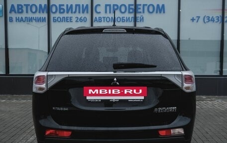 Mitsubishi Outlander III рестайлинг 3, 2014 год, 1 619 000 рублей, 4 фотография