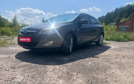 Opel Astra J, 2011 год, 630 000 рублей, 1 фотография