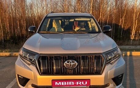 Toyota Land Cruiser Prado 150 рестайлинг 2, 2021 год, 7 500 000 рублей, 10 фотография