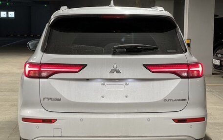 Mitsubishi Outlander, 2023 год, 3 600 000 рублей, 4 фотография