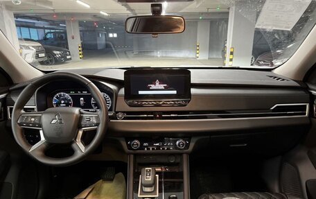 Mitsubishi Outlander, 2023 год, 3 600 000 рублей, 5 фотография