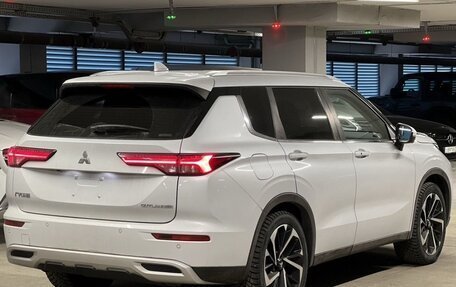 Mitsubishi Outlander, 2023 год, 3 600 000 рублей, 3 фотография