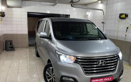 Hyundai Grand Starex Grand Starex I рестайлинг 2, 2018 год, 3 300 000 рублей, 1 фотография