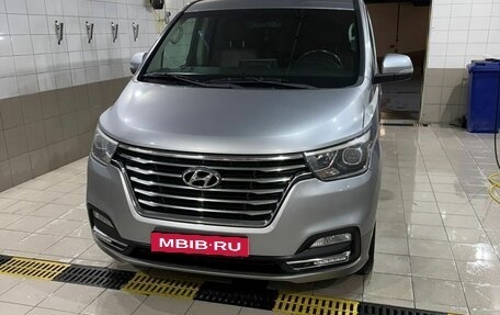 Hyundai Grand Starex Grand Starex I рестайлинг 2, 2018 год, 3 300 000 рублей, 2 фотография
