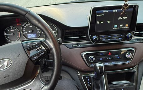 Hyundai Grand Starex Grand Starex I рестайлинг 2, 2019 год, 3 850 000 рублей, 6 фотография