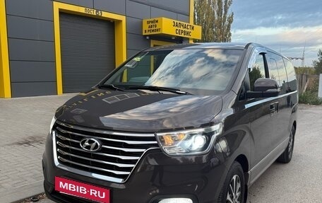 Hyundai Grand Starex Grand Starex I рестайлинг 2, 2019 год, 3 850 000 рублей, 2 фотография