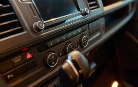 Volkswagen Caravelle T6 рестайлинг, 2017 год, 2 880 000 рублей, 16 фотография